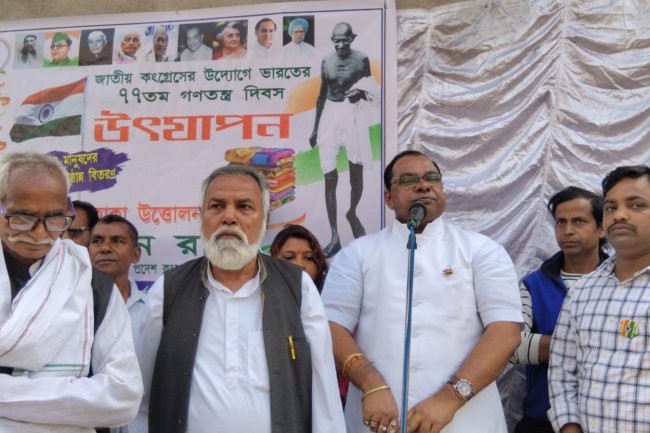 77वें गणतंत्र दिवस पर कांग्रेस नेता तरुन रॉय ने किया ध्वजारोहण