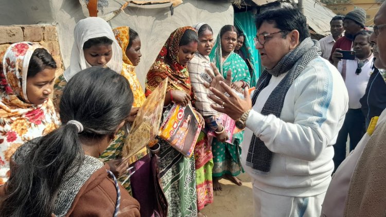 भाजपा नेता कृष्णा प्रसाद ने हजारों आदिवासी महिलाओं को भेंट की पारंपरिक साड़ियां