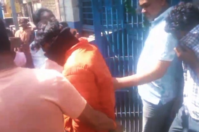 चुनावी हलचल के बीच आसनसोल में हथियारों का जखीरा पकड़ा गया युवक गिरफ्तार