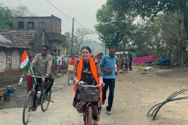 केसरिया रंग में रंगा मार्ग गूंजे परिवर्तन के नारे