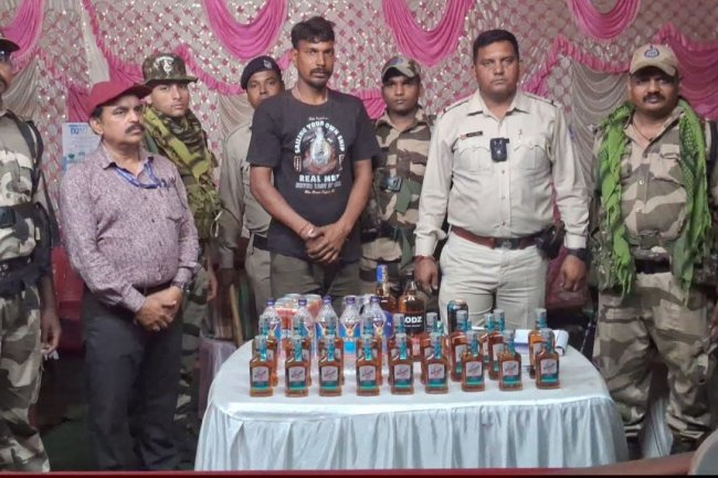 चुनाव से पहले सीमा पर बढ़ी सख्ती डुबुरडिही चेकपोस्ट पर भारी मात्रा में अवैध शराब के साथ युवक गिरफ्तार