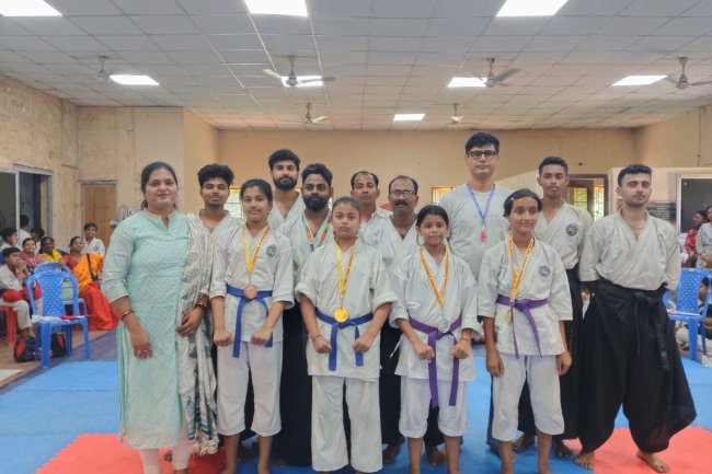 दुर्गापुर में गूंजी कराटे की गूँज ट्रेडिशनल समर कप 2026 में नन्हे योद्धाओं ने दिखाया दम
