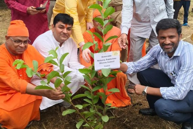 रामकृष्ण मिशन के प्रांगण में हुआ भव्य वृक्षारोपण